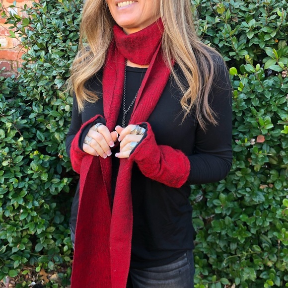 Christmas Red-y Fingerless Gloves Wool From Nepal - Picture 3 of 7